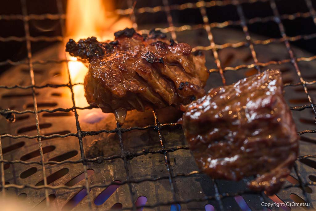 ワンカルビ青梅店の、焼肉と炎