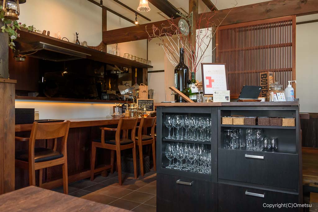 青梅市・Bisteria Gufoの店内のワイングラス置き場