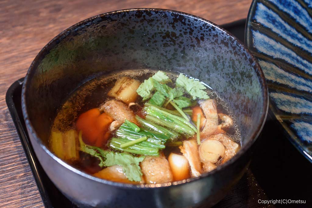 青梅市「うどん 雅びや」の、肉汁