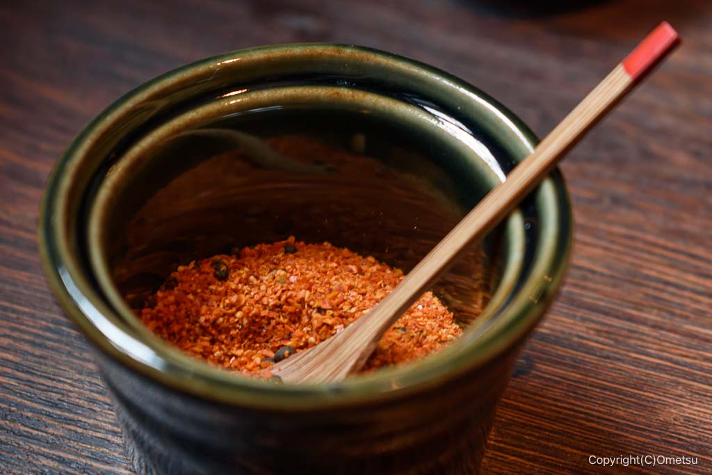 青梅市「うどん 雅びや」の、七味唐辛子