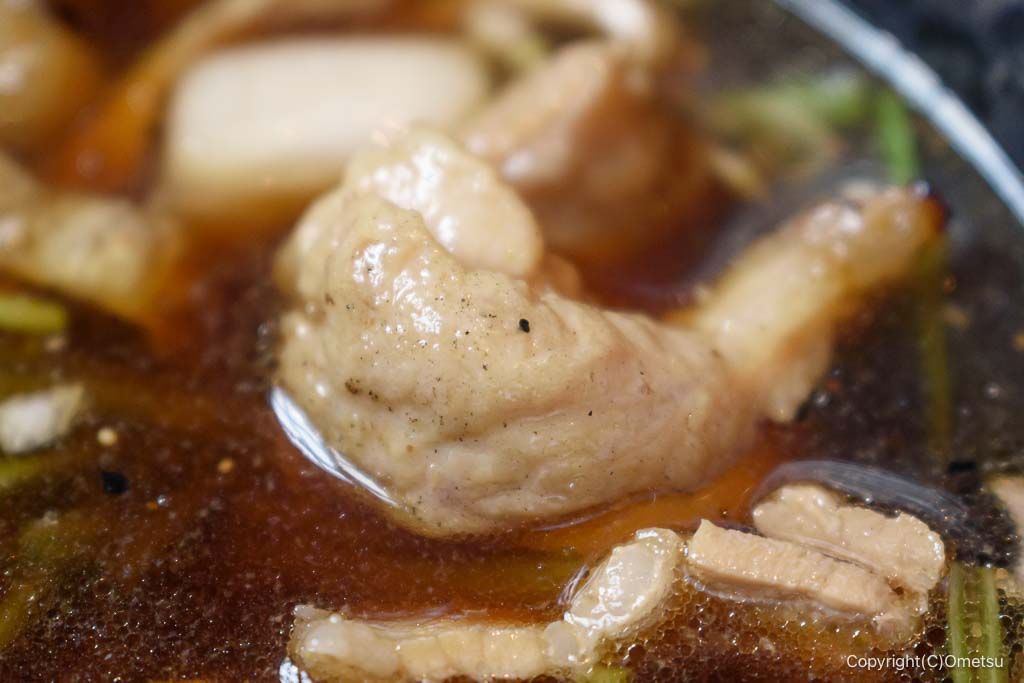 青梅市「うどん 雅びや」の、肉汁の、鶏肉