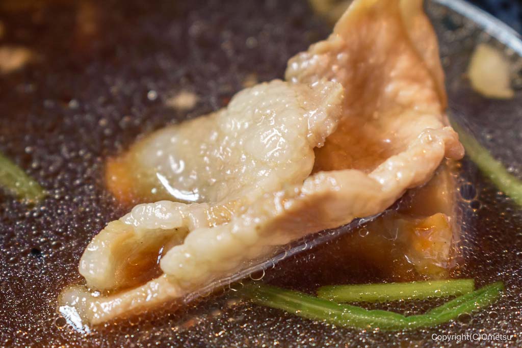 青梅市「うどん 雅びや」の、肉汁の、豚肉