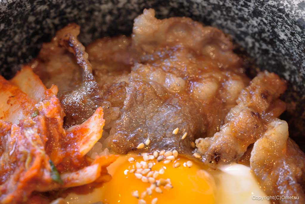 トゥックン² 羽村店の、石焼カルビビビンバの、肉