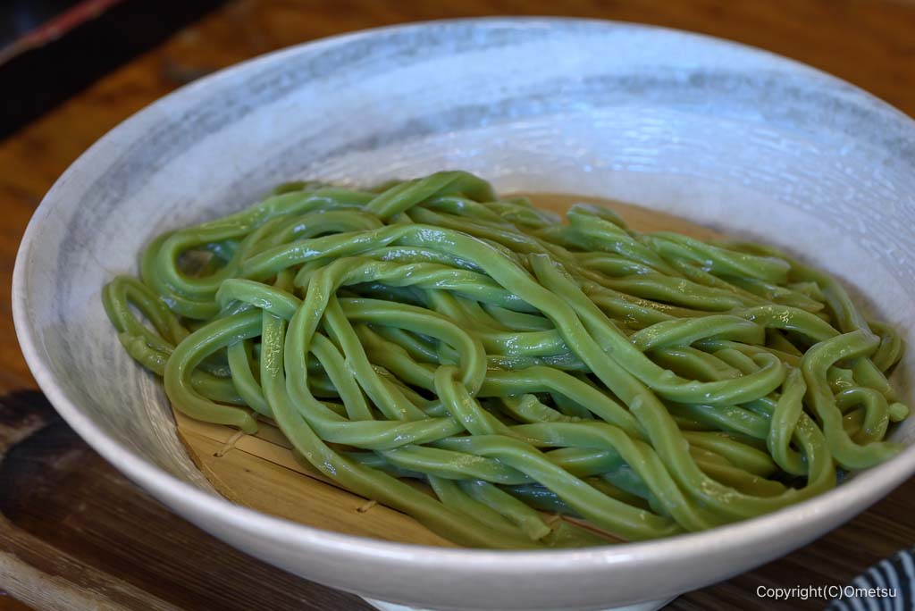 青梅市・御岳山の、紅葉屋の、抹茶入りうどん