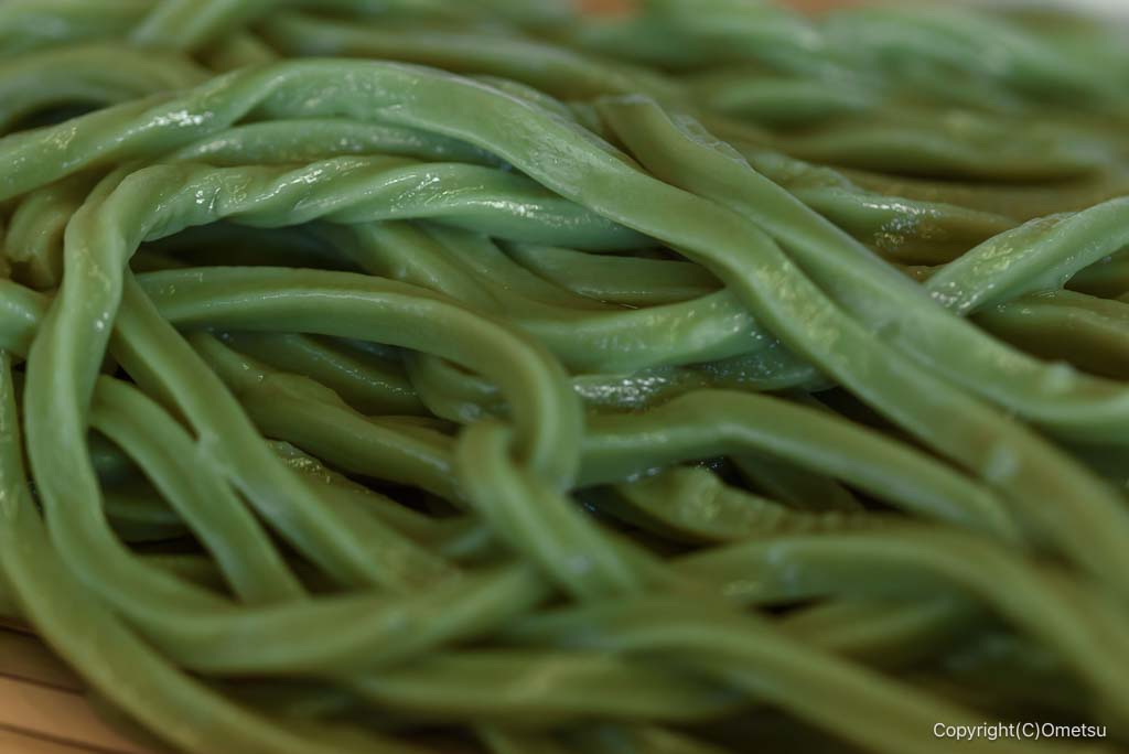 青梅市・御岳山の、紅葉屋の、抹茶入りうどん