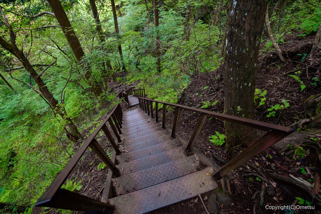 御岳山の七代の滝方面の下り道の鉄階段