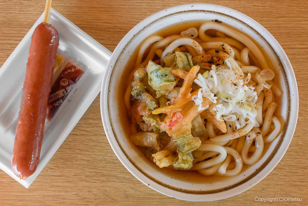 青梅市東原公園水泳場・売店の、フランクフルトと、天ぷらうどん