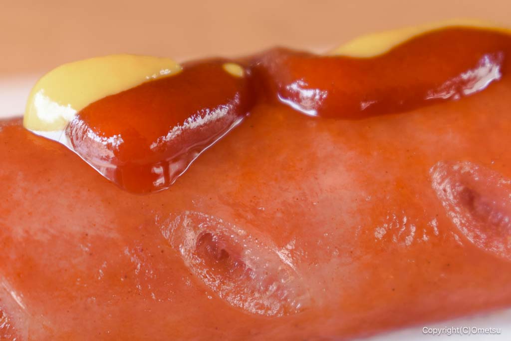 青梅市東原公園水泳場・売店の、フランクフルトの、ケチャップかけ