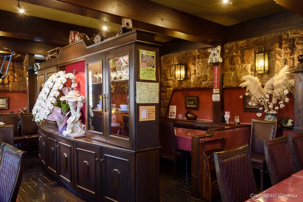 羽村市の洋食店・コーラルの店内