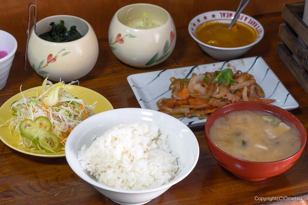 羽村の定食店「なじゅも」の味噌生姜焼き定食と、カレールー