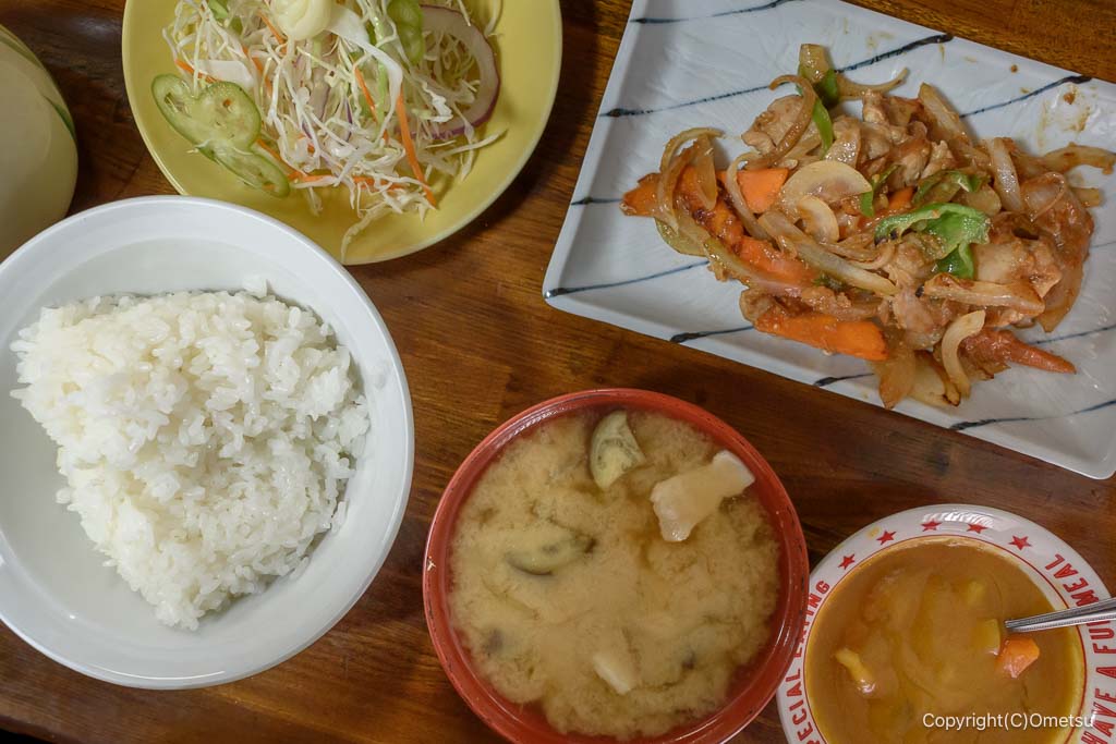 羽村の定食店「なじゅも」の味噌生姜焼き定食と、カレールー