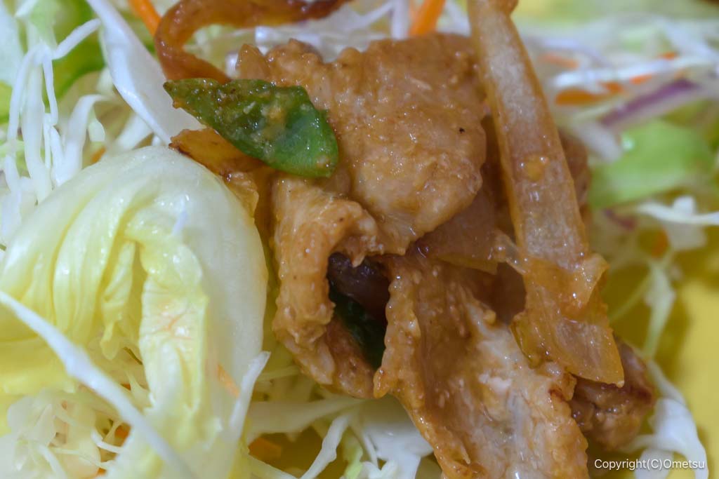 羽村の定食店「なじゅも」の、生野菜と味噌生姜焼き