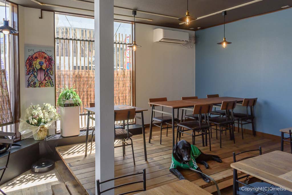 福生「Cafeどす」の、店内