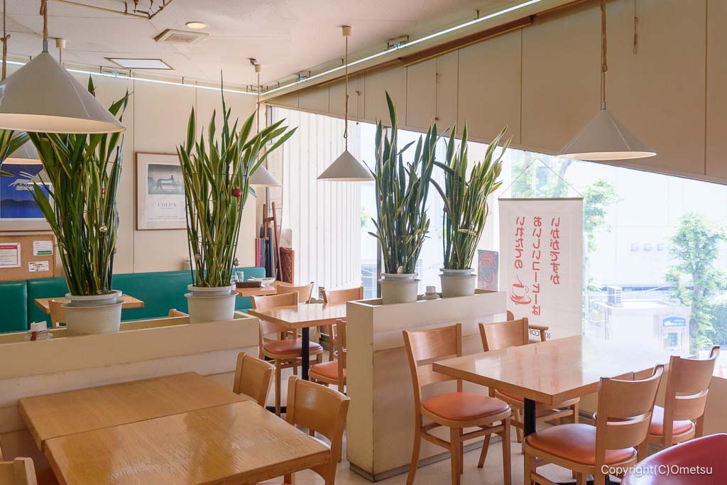 クーポール・西友河辺店の、店内