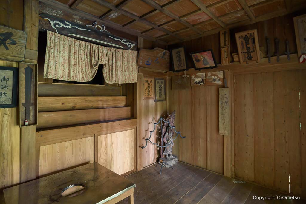 青梅市・久石山不動堂内部