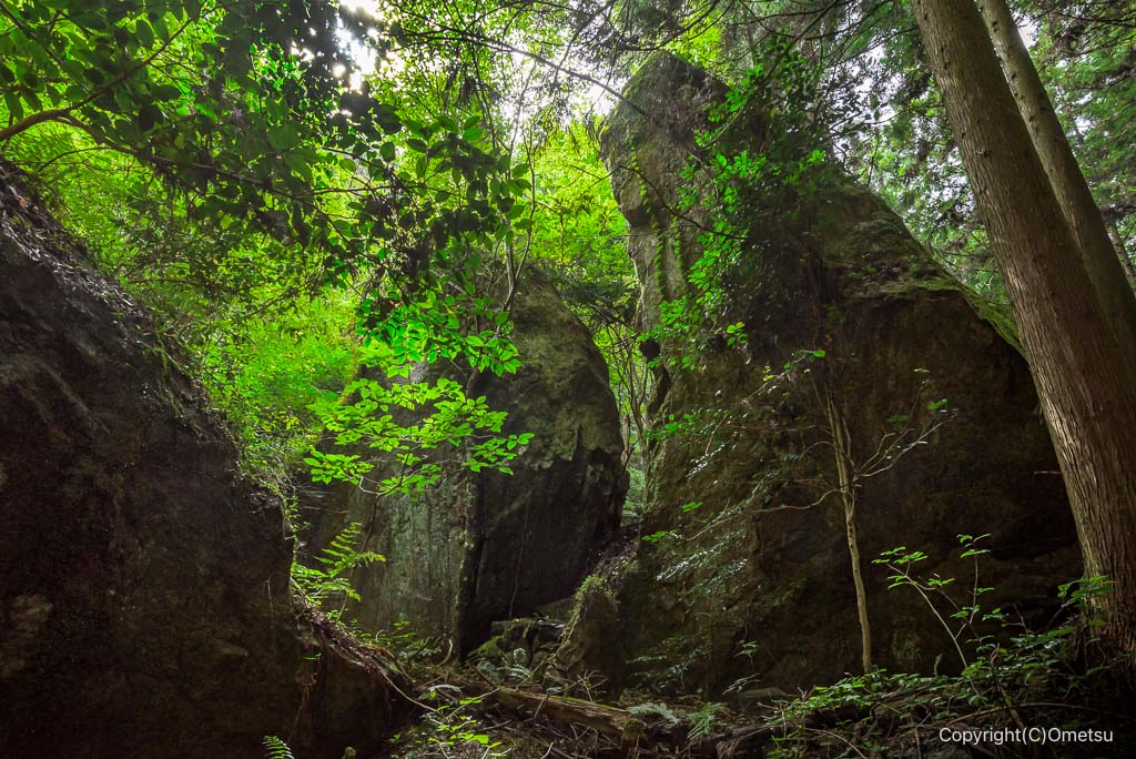 青梅市・久石山不動堂の巨岩