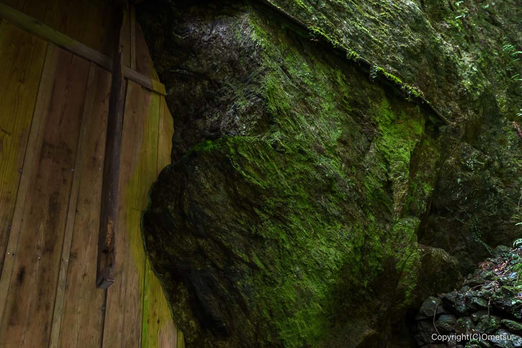 青梅市・久石山不動堂と、岩