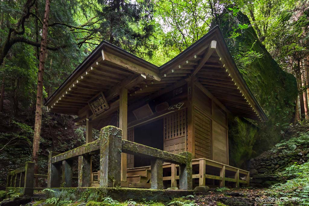 青梅市・久石山不動尊と、巨岩