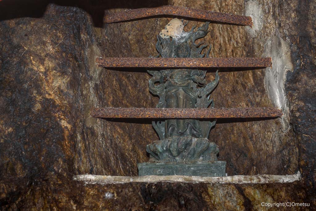 青梅市・久石山、不動明王立像