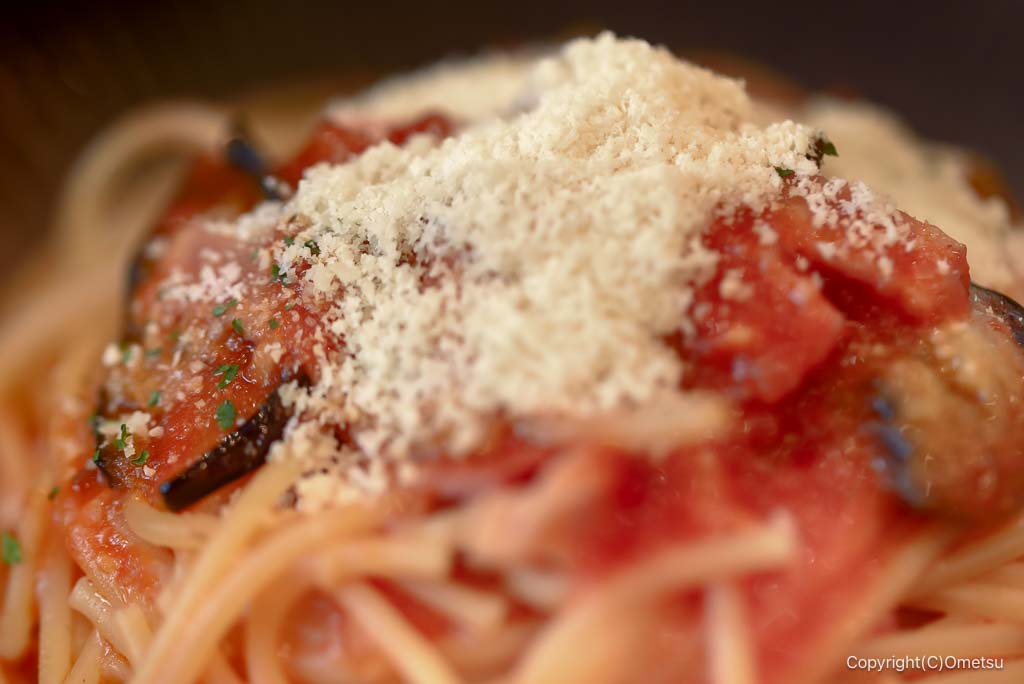 青梅・長渕の「農園レストラン旬」の、秋ナスとベーコンのトマトソースパスタと粉チーズ