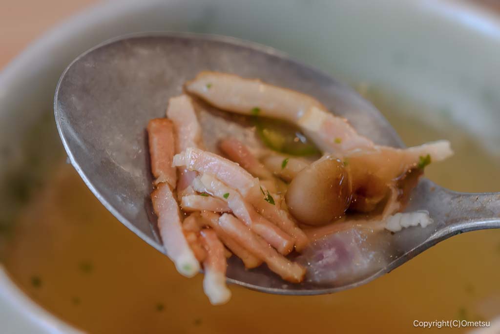 青梅・長渕の「農園レストラン旬」の、スープの、ベーコンとキノコ