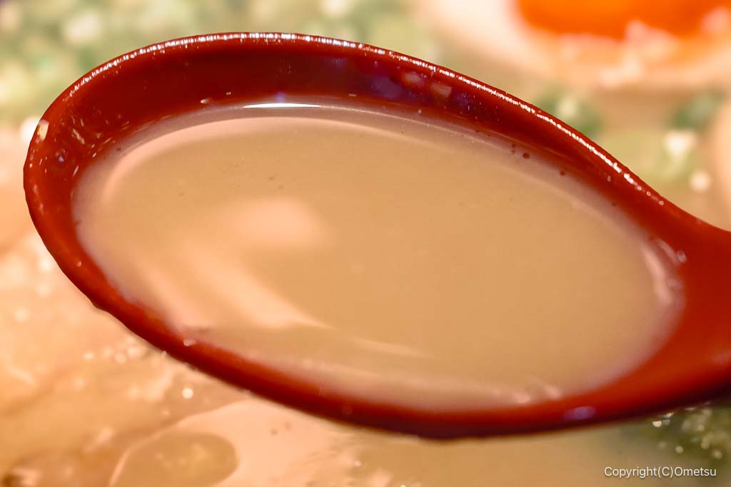 ずうどう屋の、濃厚豚骨スープ