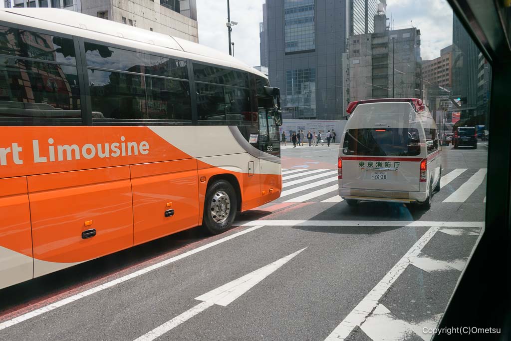 小田急バス・新44系統、新宿駅付近の光景