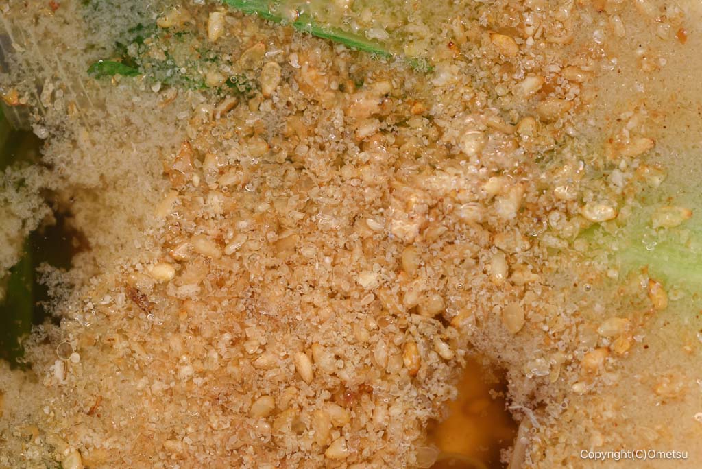 武蔵野うどん・竹國青梅店の、あごだし鳥汁とゴマ