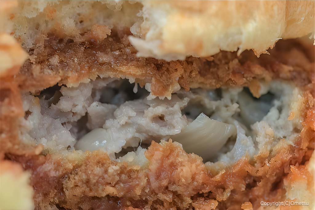 吉祥寺・肉のさとう、メンチカツバーガーの中