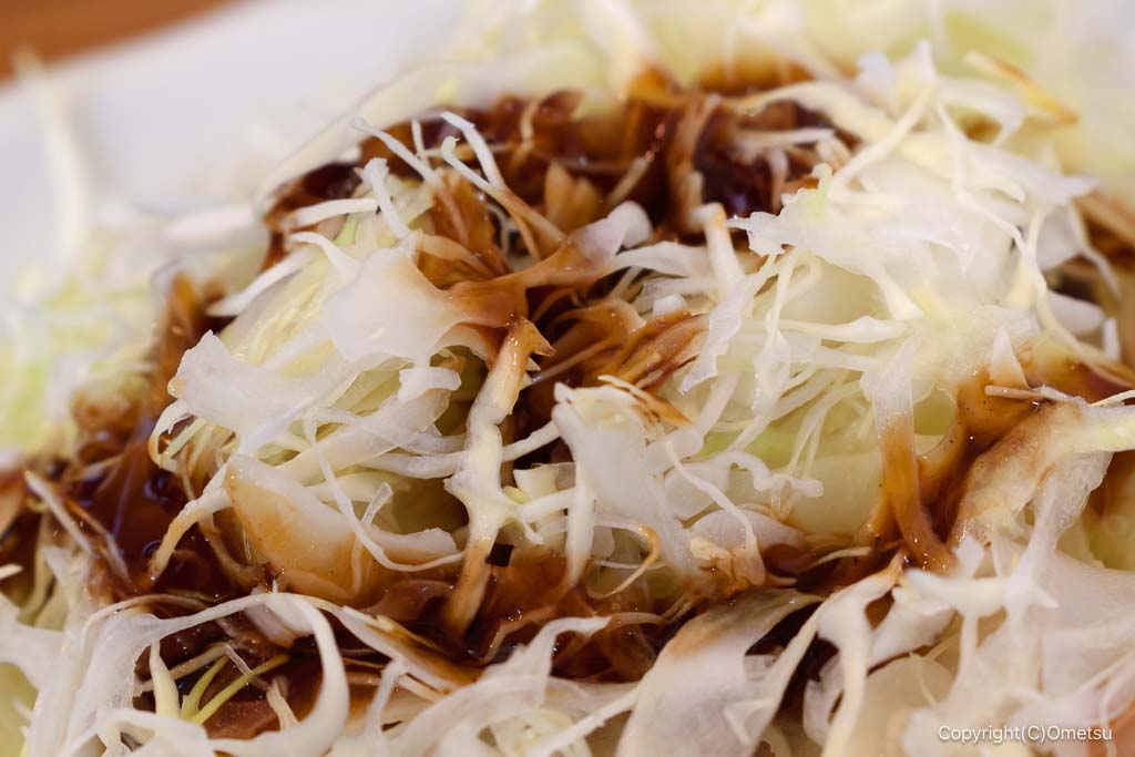 青梅市・とんかつ芯の、キャベツとソース