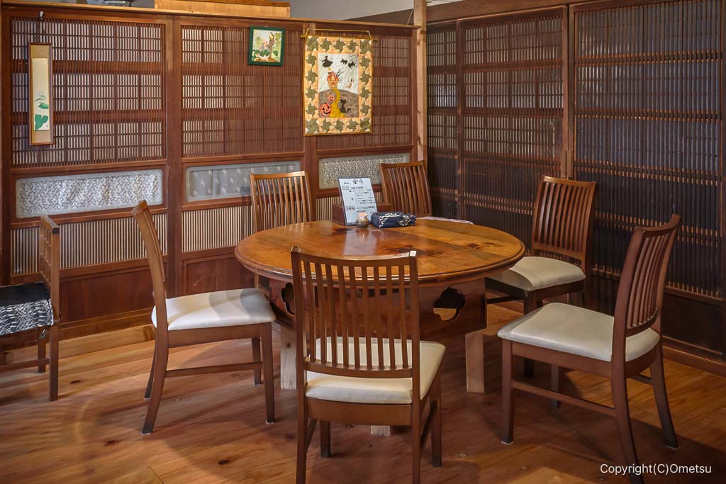 青梅市・雲水の、店内のテーブル