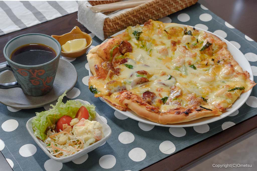 青梅のドッグカフェ・ケイニスの、ピザ