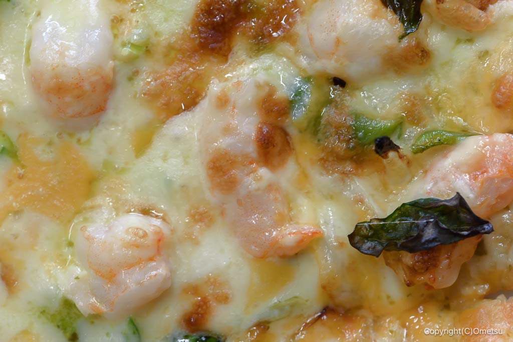 青梅のドッグカフェ・ケイニスの、エビとバジルのピザ