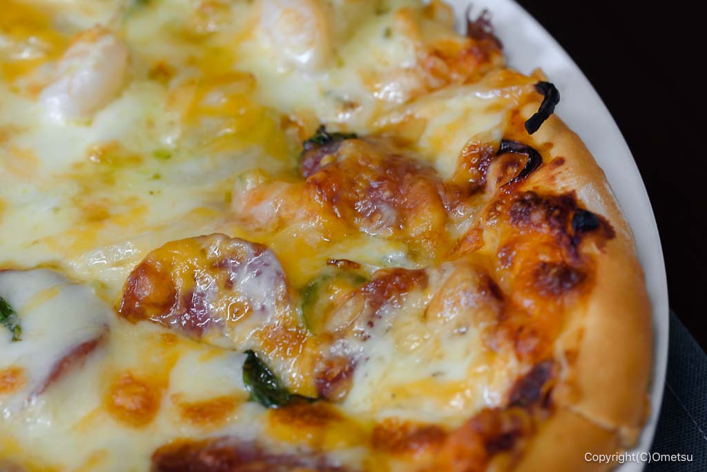 ドッグカフェ・ケイニスの、ミックスピザと、エビとバジルのピザの、ハーフ＆ハーフ