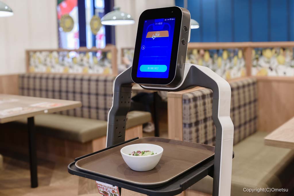 カプリモーネ羽村店の、配膳ロボット