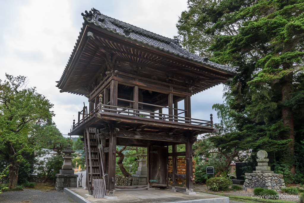 羽村市・一峰院の、鐘楼門