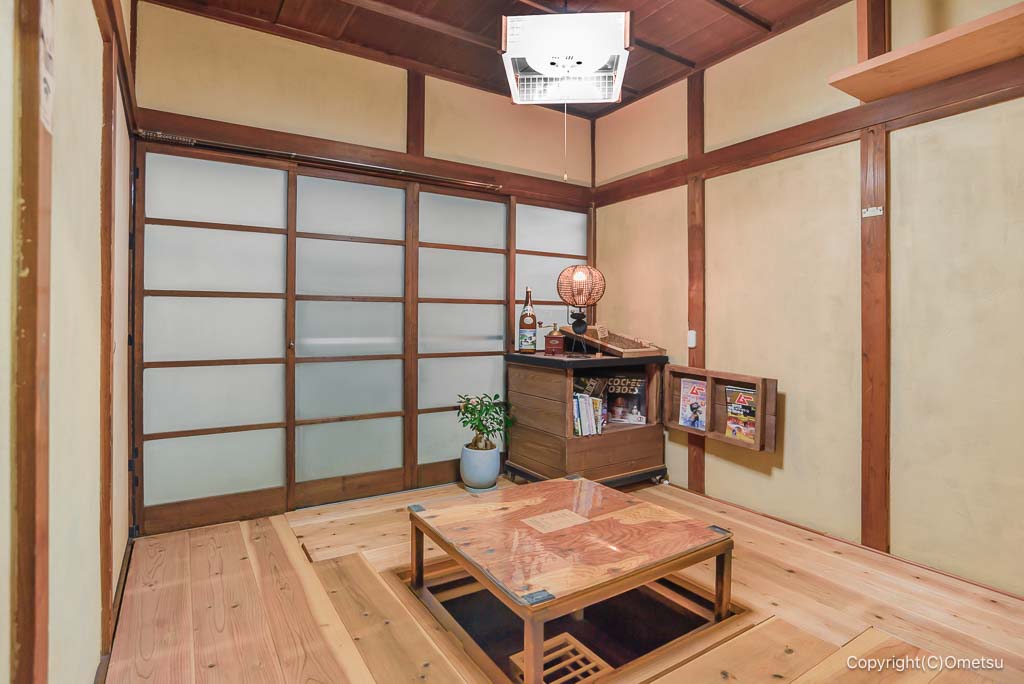 奥多摩町・ニュー駄菓子屋サンマの、掘りごたつ