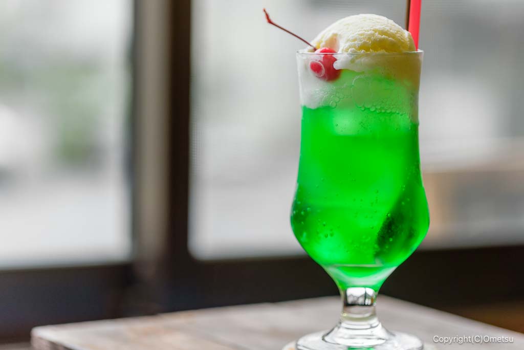 奥多摩町・ニュー駄菓子屋サンマの、メロンソーダ