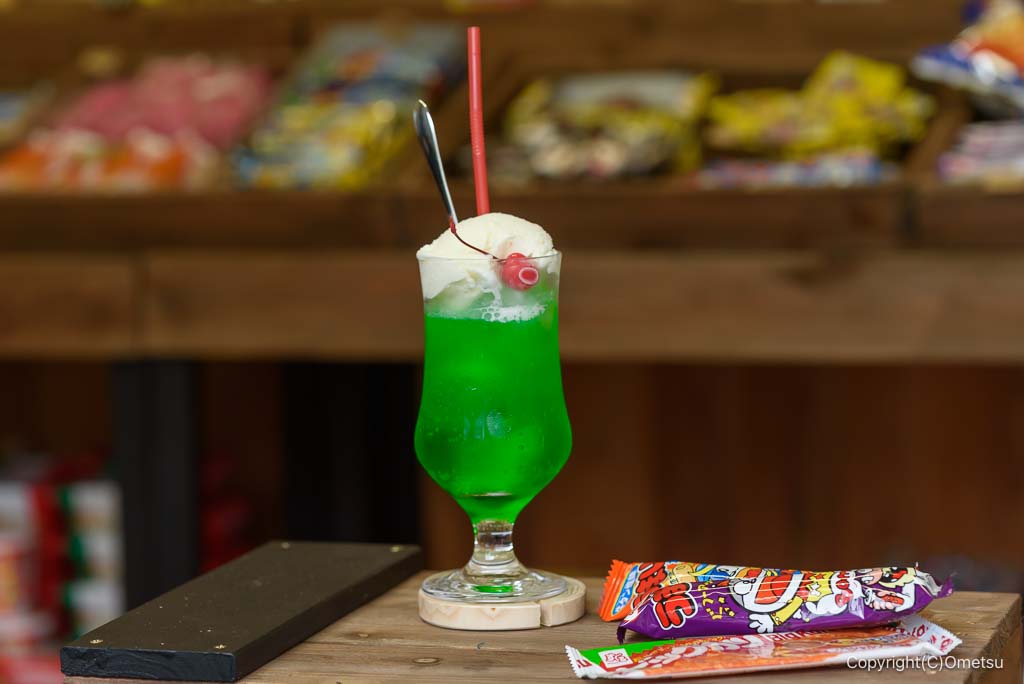 奥多摩町・ニュー駄菓子屋サンマの、メロンソーダと駄菓子