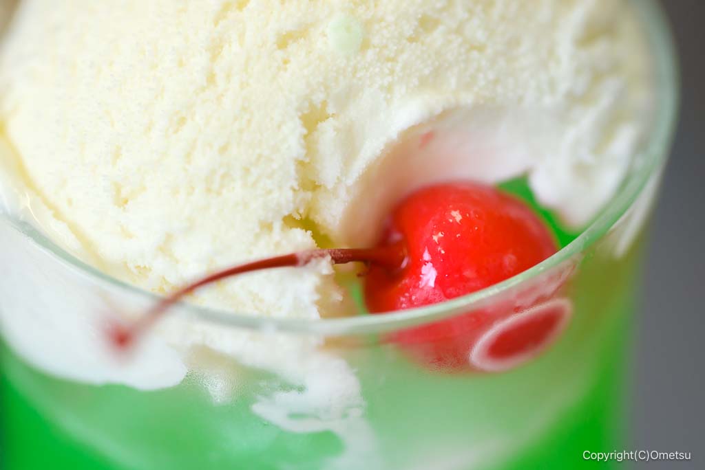 奥多摩町・ニュー駄菓子屋サンマの、メロンソーダの、サクランボ