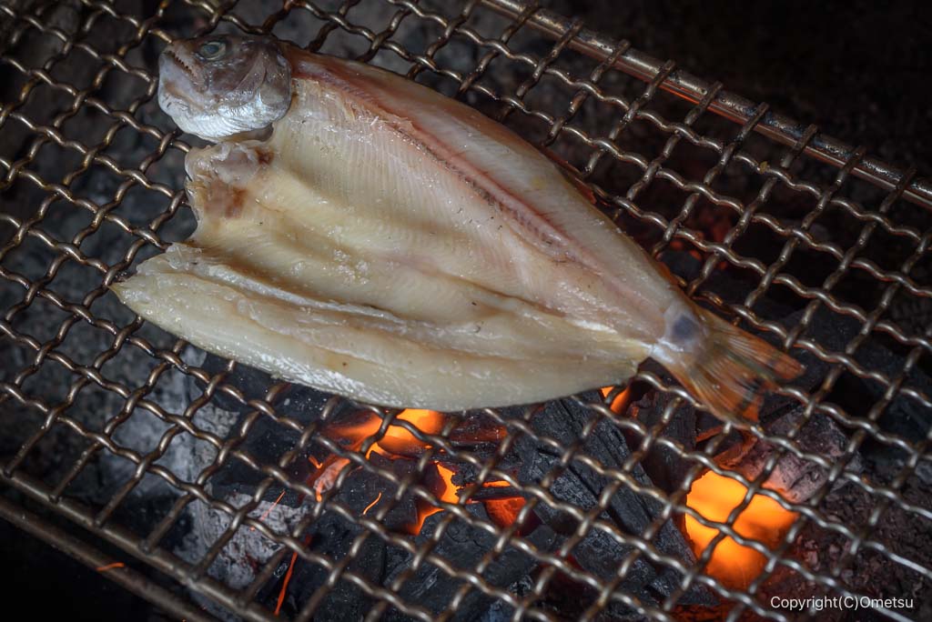 奥多摩アウトドアステーションの、ヤマメの一夜干し・炭火焼き