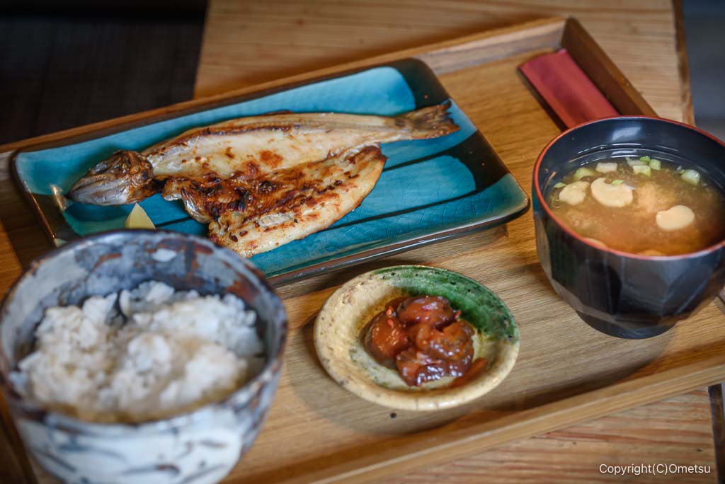 奥多摩アウトドアステーションの、ヤマメの一夜干し炭火焼き定食