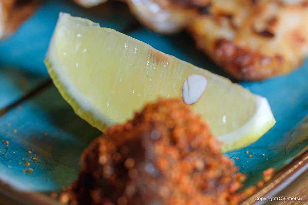 奥多摩アウトドアステーションの、ヤマメの一夜干し炭火焼きの、レモン