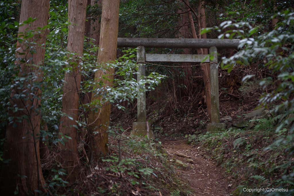 青梅・日の出山登山道の、金比羅神社・鳥居