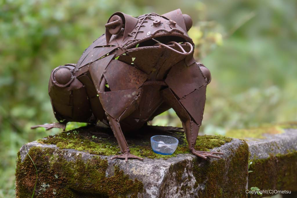 日の出山の、カエルのオブジェ