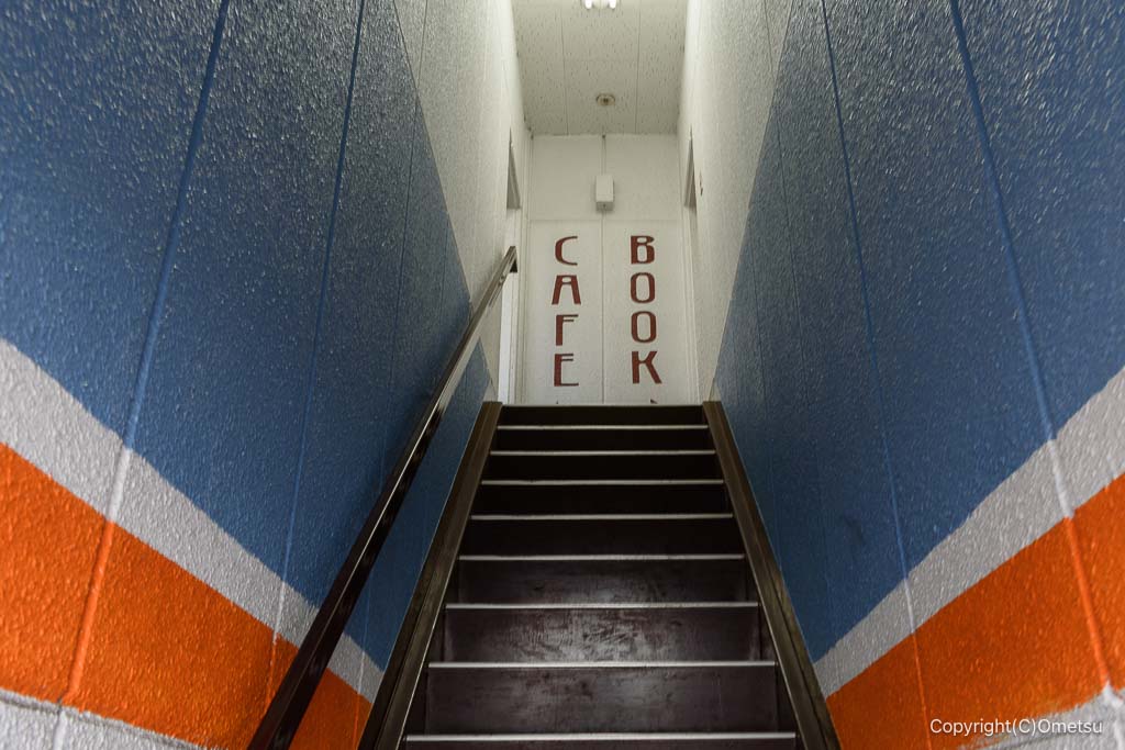 福生のブックカフェ・Cha Cha Cha Booksの階段