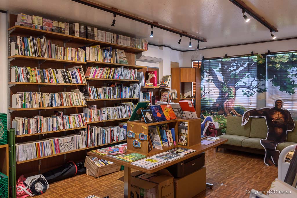 福生のブックカフェ・Cha Cha Cha Booksの、書籍コーナー