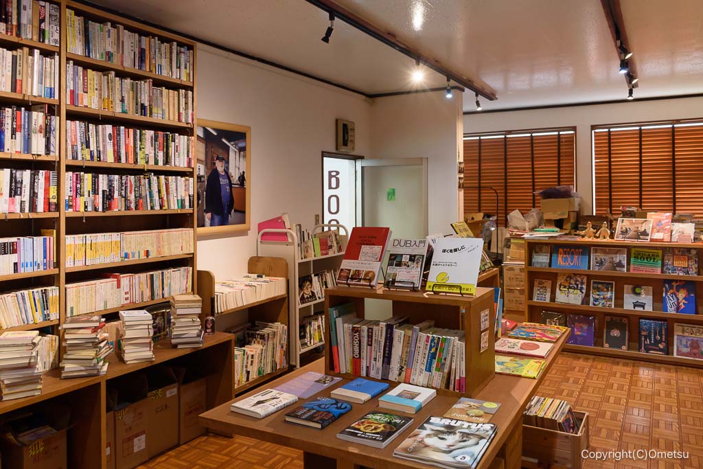 福生のブックカフェ・Cha Cha Cha Booksの、書籍コーナー