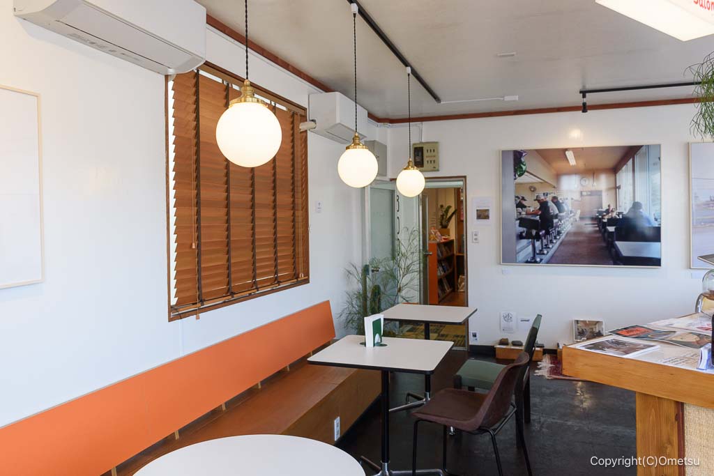 福生のブックカフェ・Cha Cha Cha Booksの店内の写真展