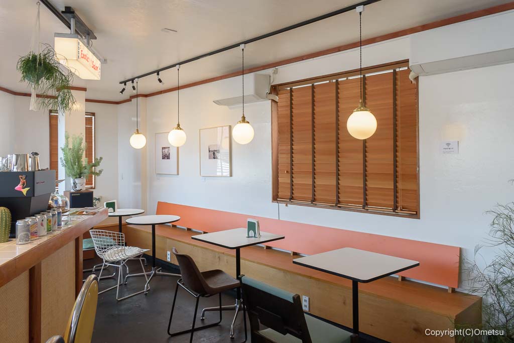 福生のブックカフェ・Cha Cha Cha Booksの店内